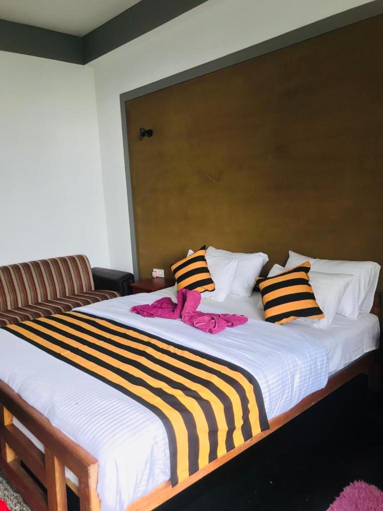 Monarch Ella Hotel Quarto foto